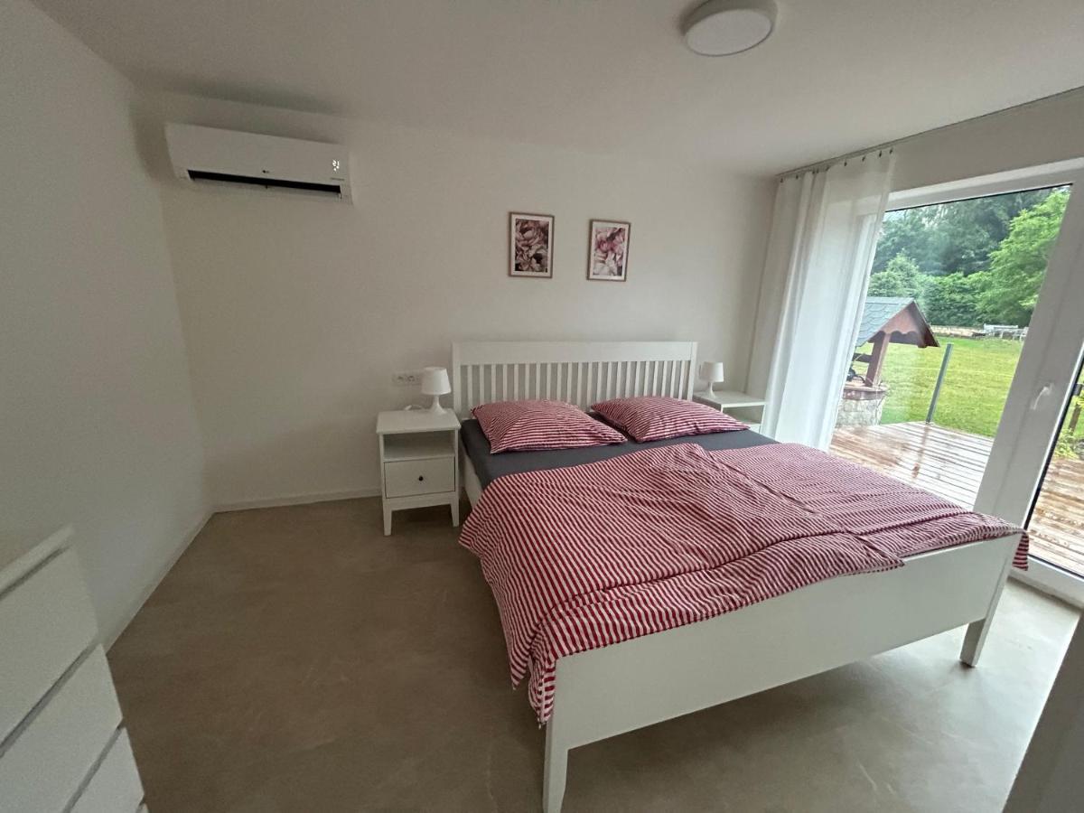 Red Travel Apartment Dvur Kralove nad Labem Exterior photo