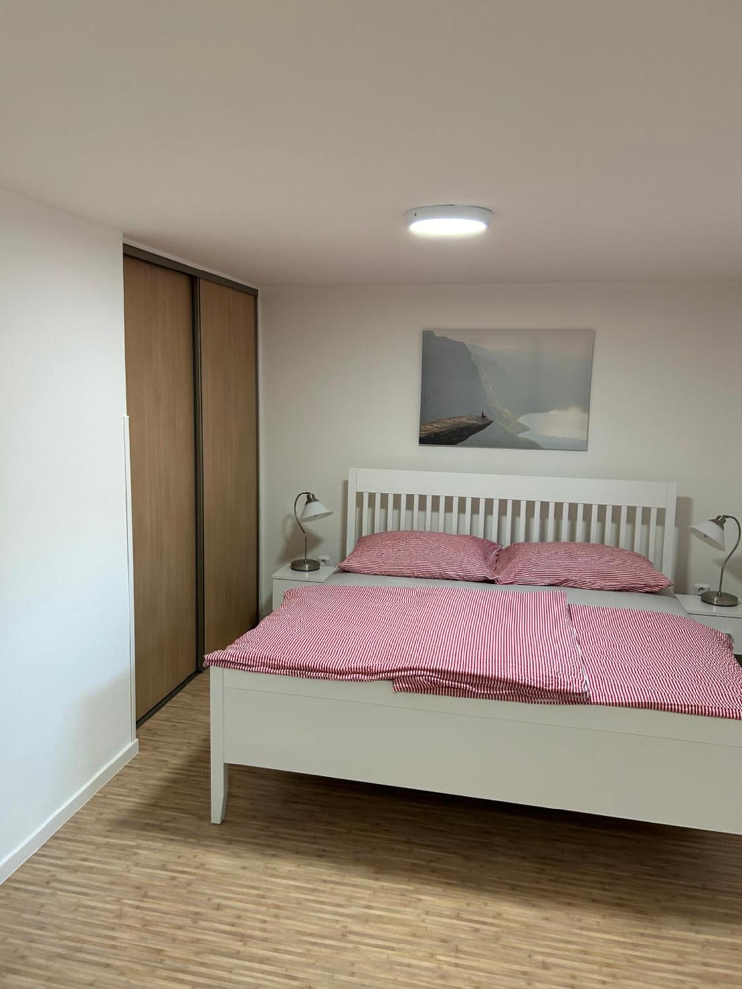 Red Travel Apartment Dvur Kralove nad Labem Exterior photo