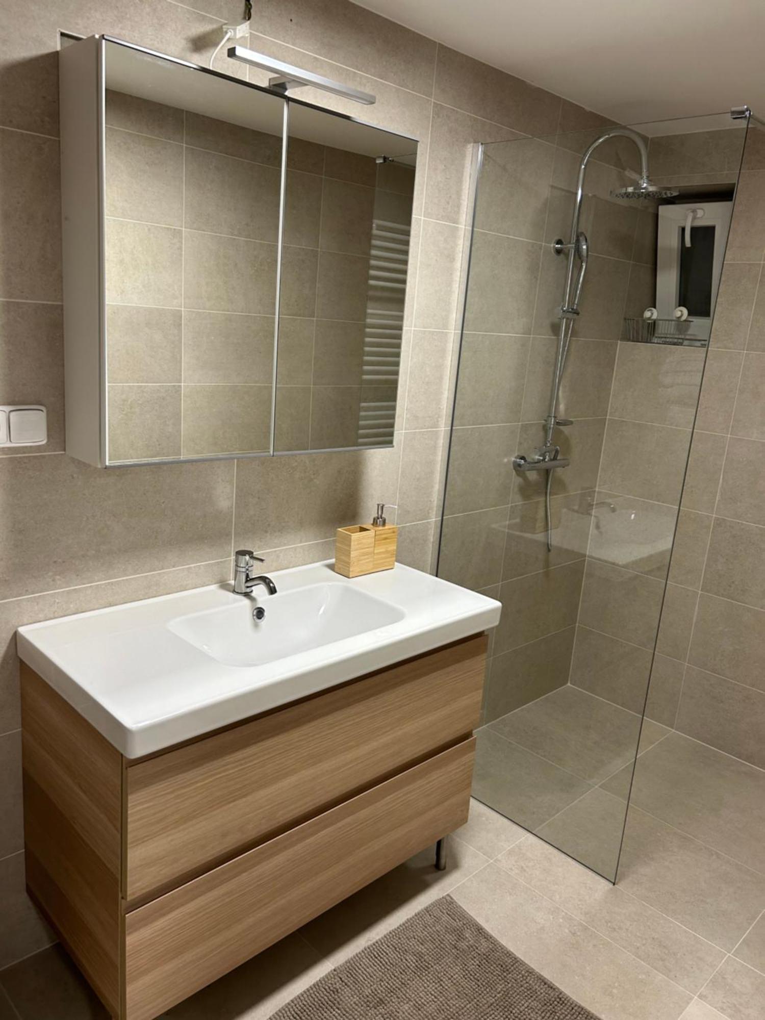 Red Travel Apartment Dvur Kralove nad Labem Exterior photo