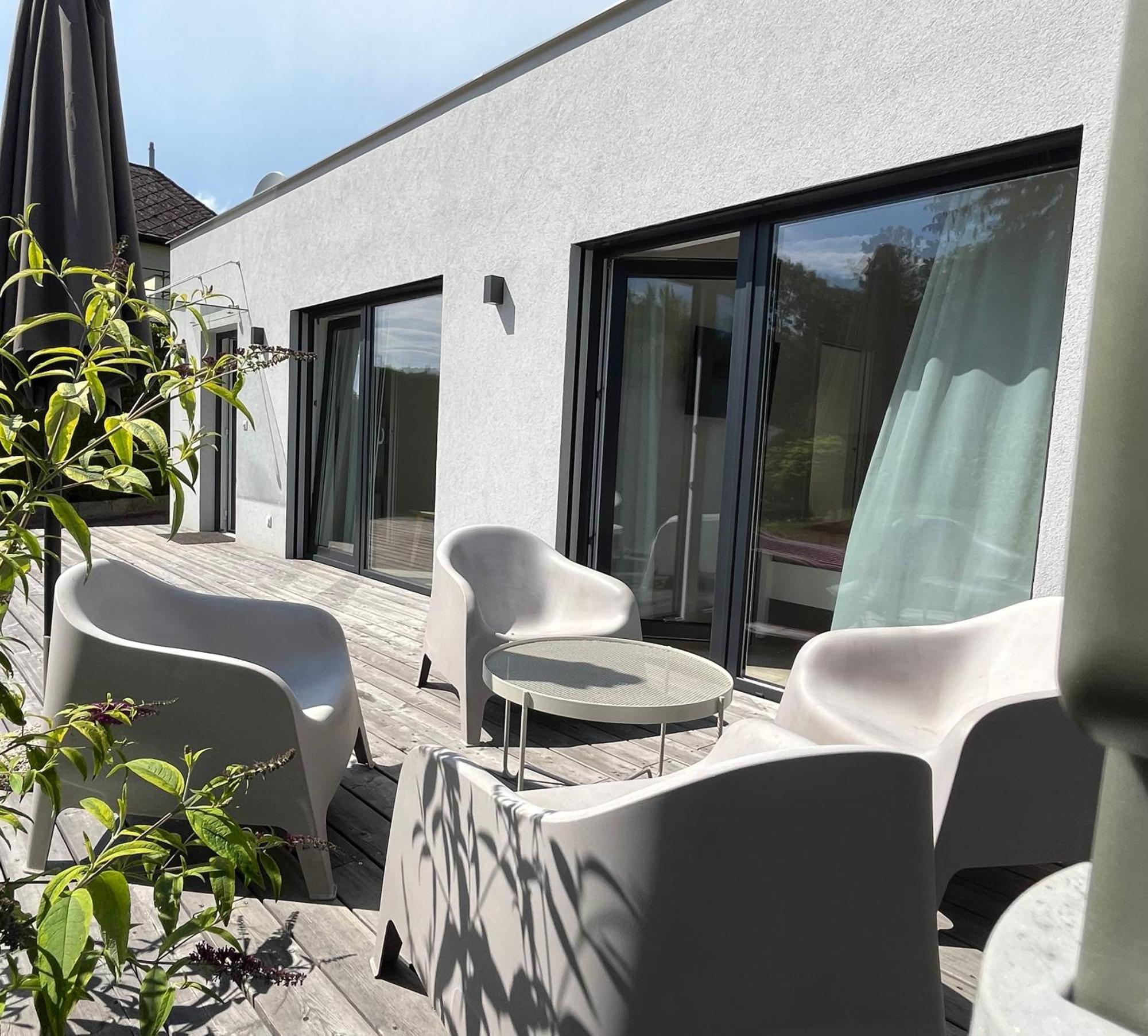 Red Travel Apartment Dvur Kralove nad Labem Exterior photo